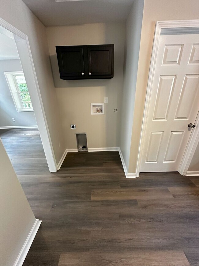 Building Photo - For Rent: Beautifully Renovated 2 Bed / 1 Bath Home – Modern Upgrades Throughout!