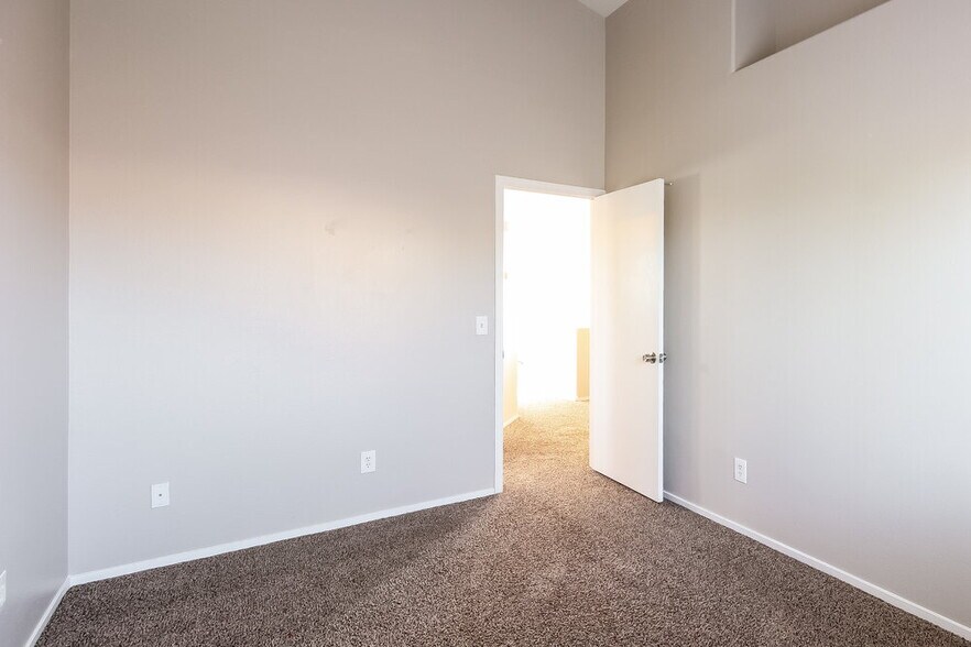 Building Photo - 8832 W Pine Pitch Dr