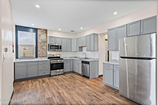 Building Photo - 821 23rd St