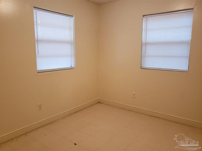 Building Photo - 1250 Lake Dr