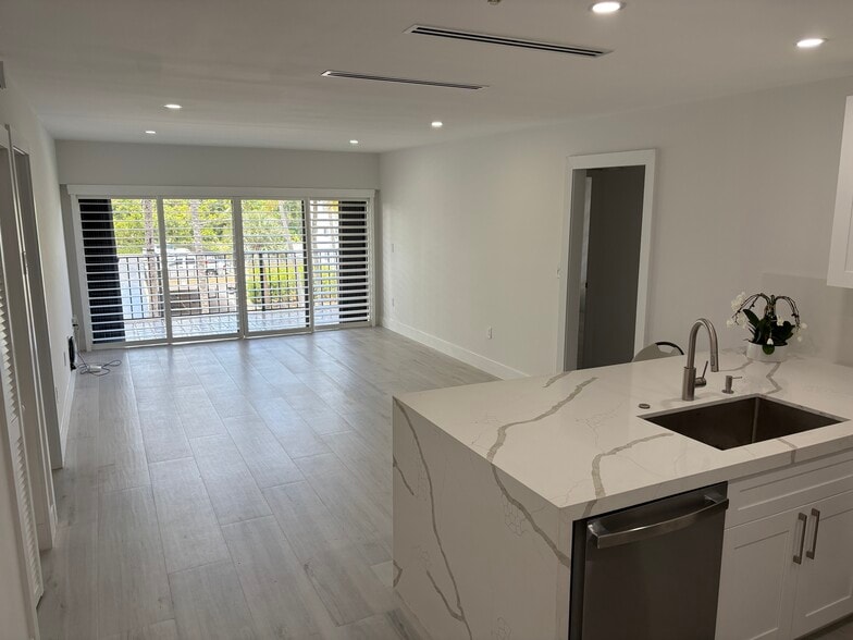 Open kitchen to living room area - 575 Crandon Blvd