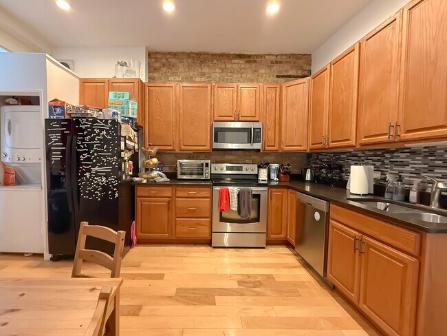 Building Photo - 1539 N Wells St