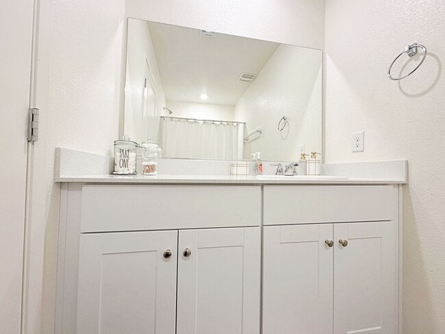 Building Photo - 1 MONTH FREE RENT* 3 BEDROOM TOWNHOUSE LOCATED IN INSPIRADA