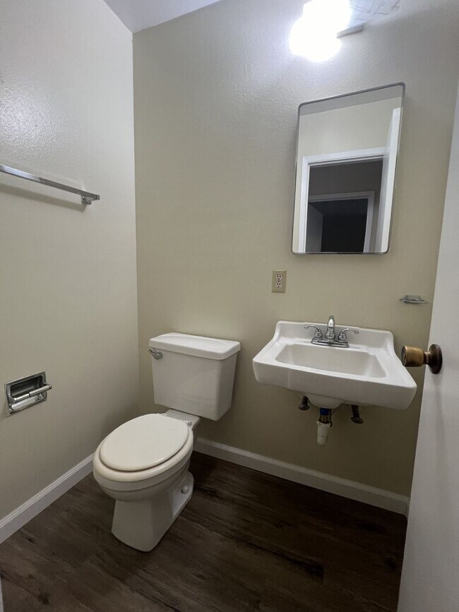 Building Photo - Suzette 3