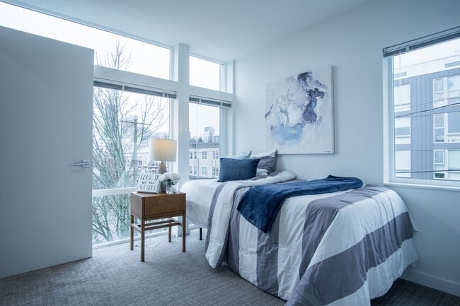 Building Photo - Modern 3BR/3.5BA Townhouse with Rooftop Views in Yesler Terrace