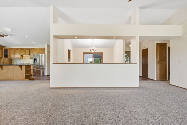 Building Photo - Beautiful Executive Level Rental on Golf Course