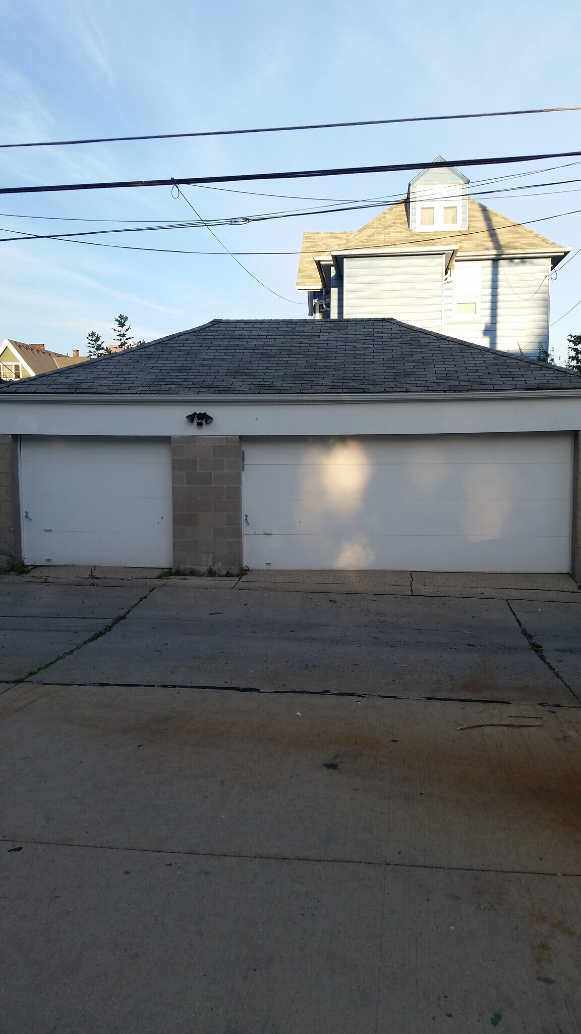 Building Photo - 1668 N Van Buren St