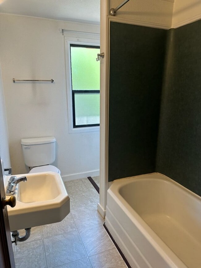 Building Photo - Cozy 1-Bedroom, 1-bath Upstairs Apartment In Southwest Eugene!