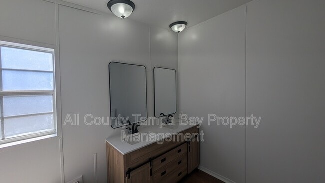 Building Photo - 3753 Oakwood Dr