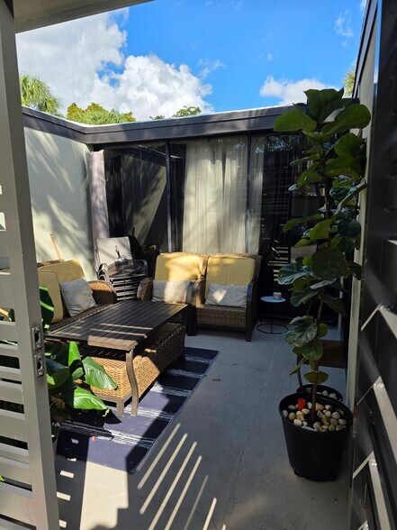 Building Photo - 6446 Miami Lakes Dr
