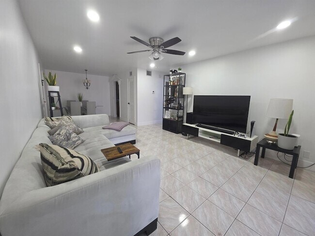 Building Photo - 6391 Bay Club Dr