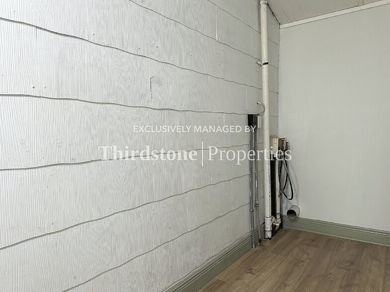 Building Photo - 210 E 9th St