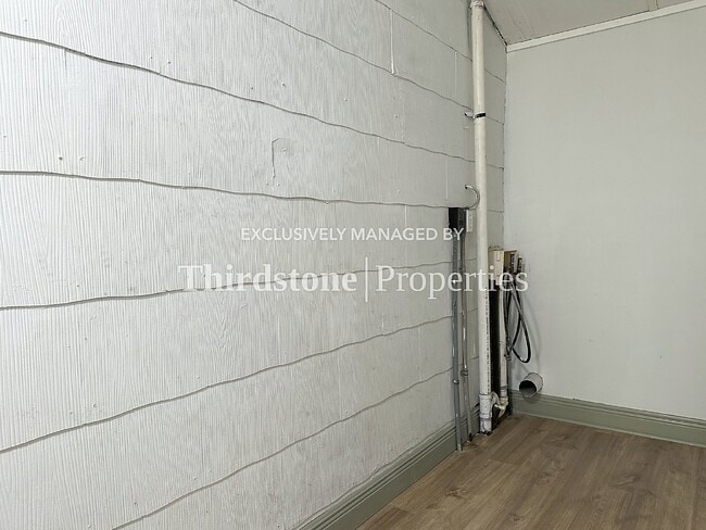 Building Photo - 210 E 9th St