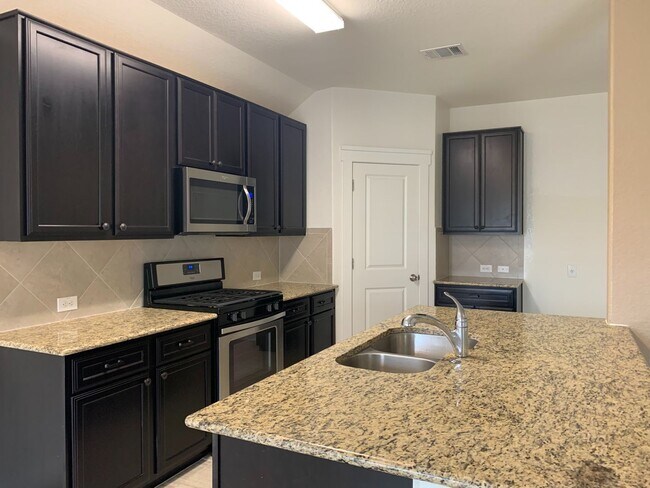 Building Photo - LOVELY ONE STORY HOME WITH EASY ACCESS TO ...