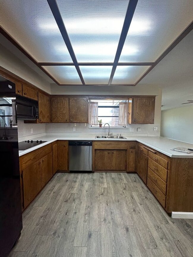 Building Photo - New exterior paint!  LVP flooring! Large y...