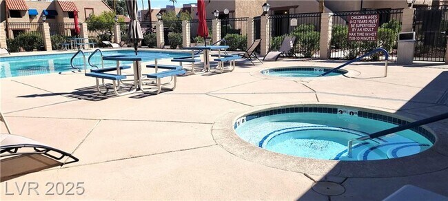 Building Photo - Inviting 2-Bedroom Condo with Pool, Spa & ...