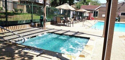 Building Photo - 2301 Balsam Dr