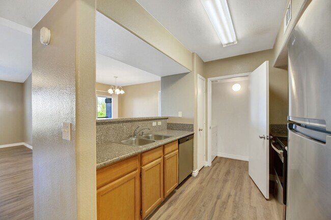 Building Photo - Gated 2 bedroom condo
