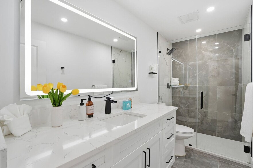 Building Photo - 208 Erie Dr