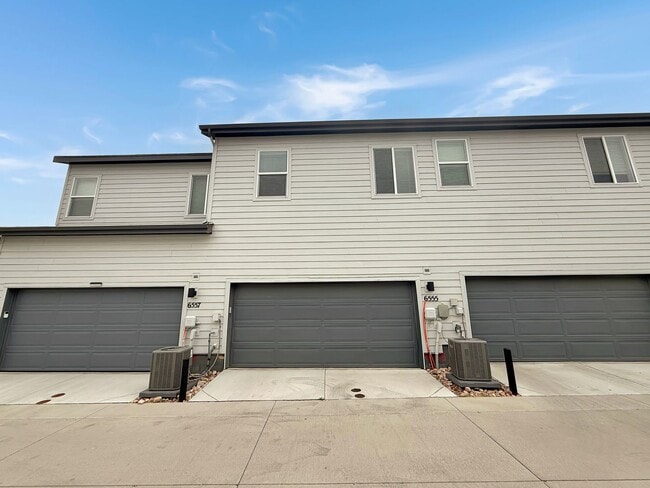 Building Photo - $0 DEPOSIT OPTION. BRIGHT AND SPACIOUS 3-B...
