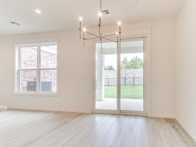 Building Photo - Luxury, Zero Maintenance Living Edmond Townhome