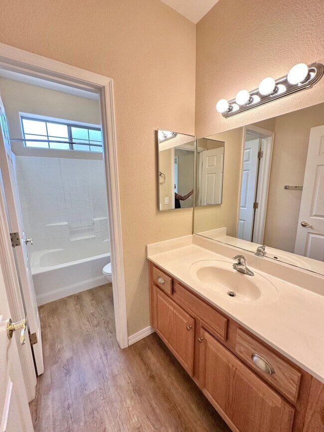 Building Photo - Beautiful 3 bedroom, 3 bathroom home with ...