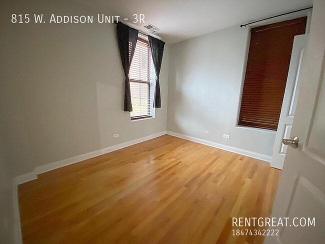 Building Photo - 815 W Addison St