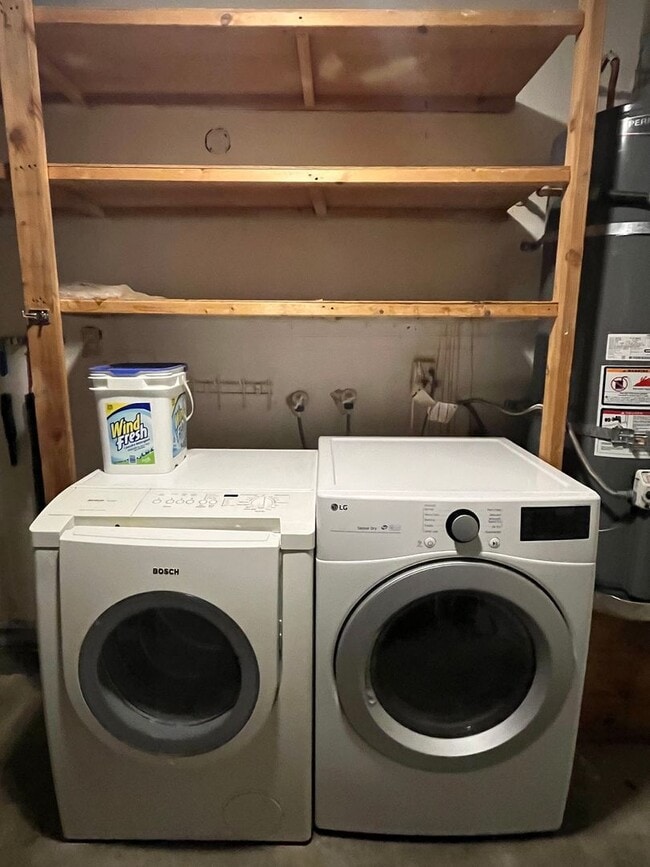 Building Photo - Spacious 3 bed 1 bath plus bonus room! Pet friendly with nice size back yard