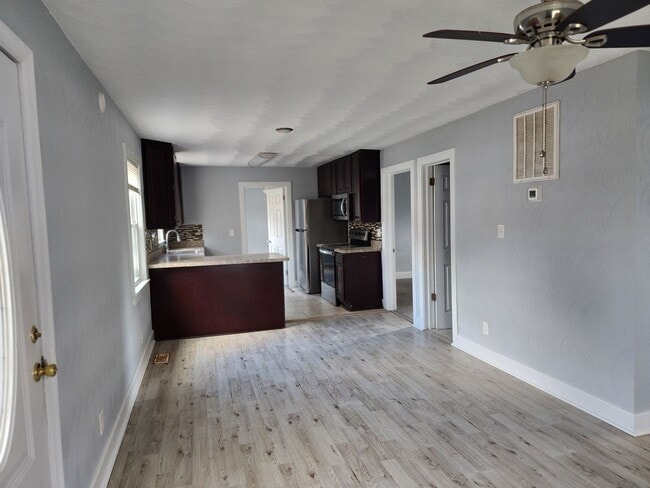 Building Photo - beautiful renovated home in nice area