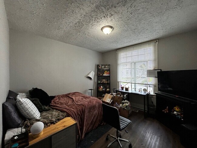 Building Photo - 6 Bedroom Lettered Streets House---Plank F...