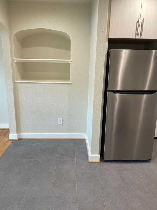 Building Photo - Modern Vintage Alberta Arts  1250sqft 1BR-...