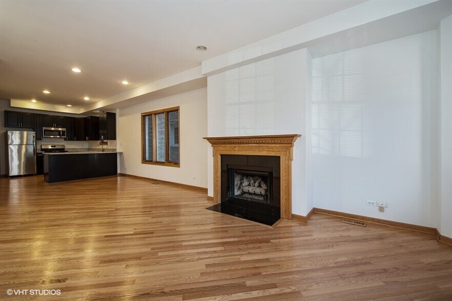 Building Photo - 623 W Briar Pl