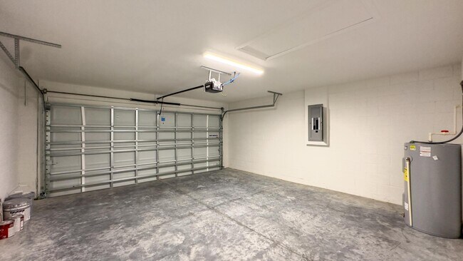 Building Photo - 40 Maple Ln