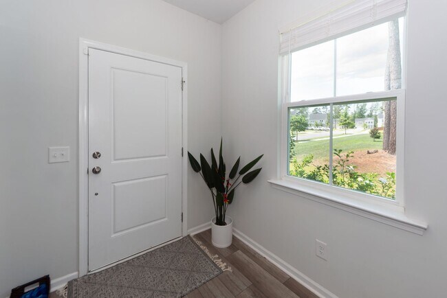 Building Photo - 6 Bedroom 4.5 Bath in Limehouse Village - Summerville