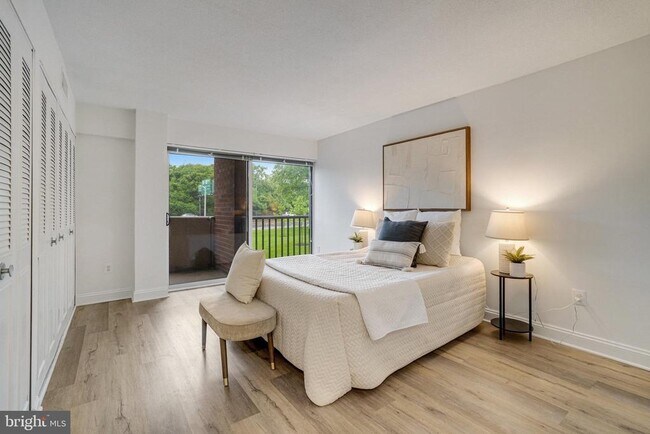 Building Photo - 1300 Army Navy Dr