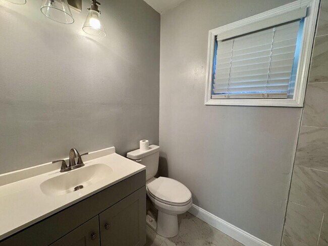 Building Photo - Fully Renovated 2BR Home Near Downtown Win...