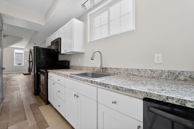 Building Photo - 2 bed 1.5 bath rowhome in Baltimore!