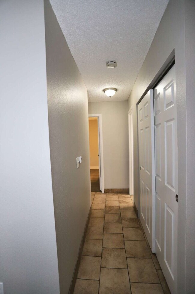 Building Photo - Updated & Clean 2BR Condo - Utilities Included - Laundry, Parking & Pool