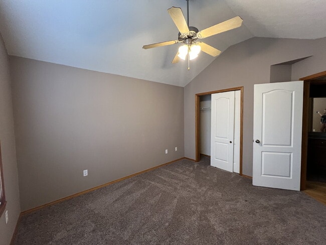 Building Photo - 3BR / 2BA  - with Fenced in backyard