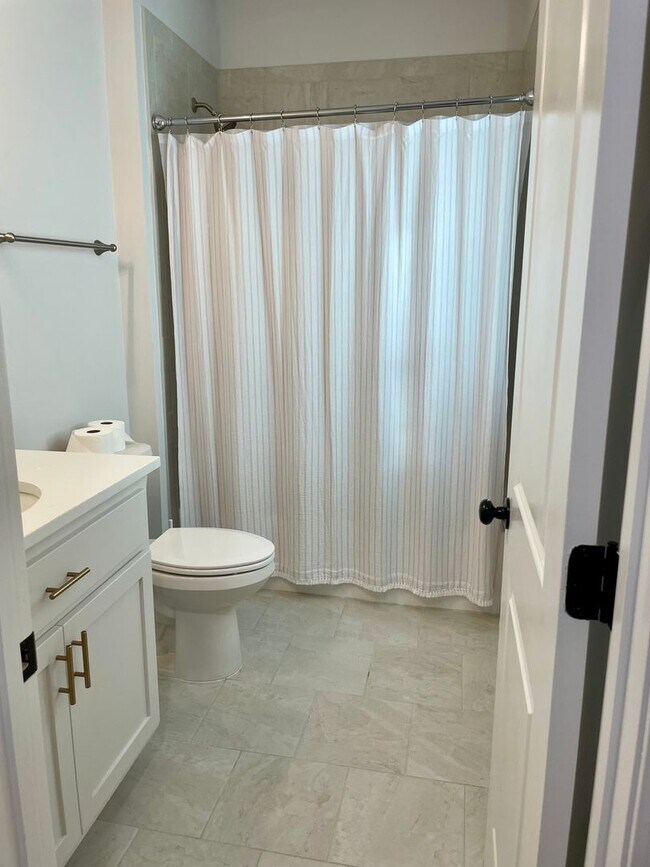 Building Photo - Great 5 Bedroom in Oxford Commons