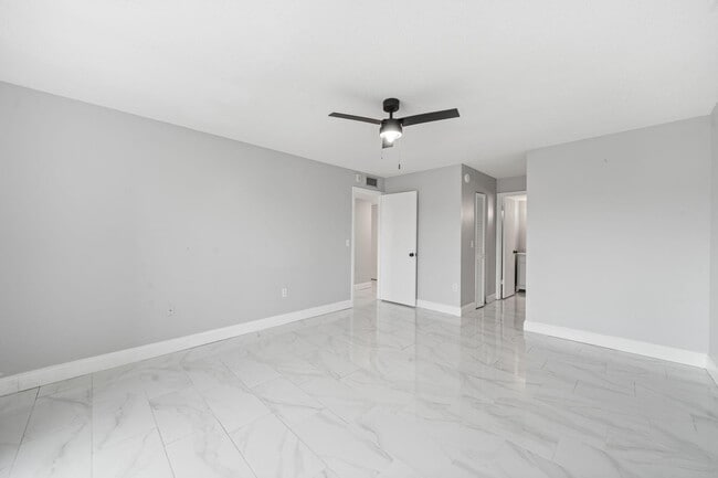 Building Photo - 1502 S Lakeside Dr