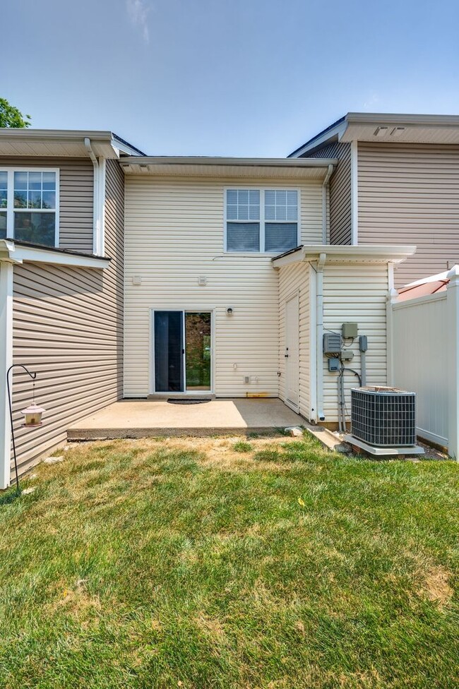 Building Photo - Renovated Townhome in Convenient Nashville...