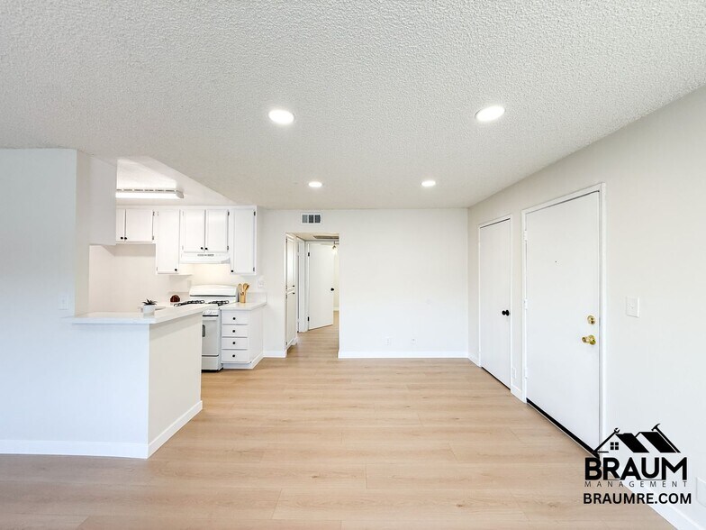 Building Photo - 14801 Delano St