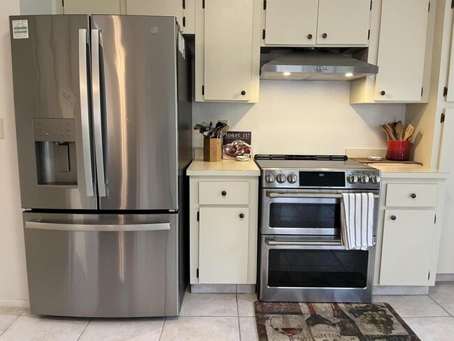 Building Photo - 13106 Dobree Pl