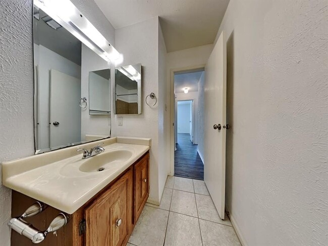 Building Photo - 14 S White Pebble Ct