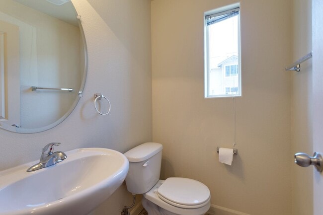 Building Photo - Beautiful Townhouse Available in Cedar Mill!