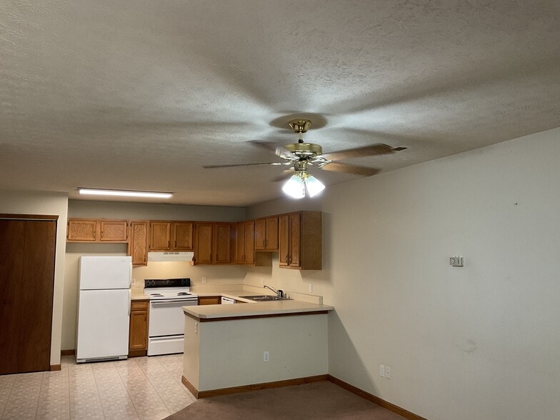 Building Photo - 900 Pepper Tree Ln