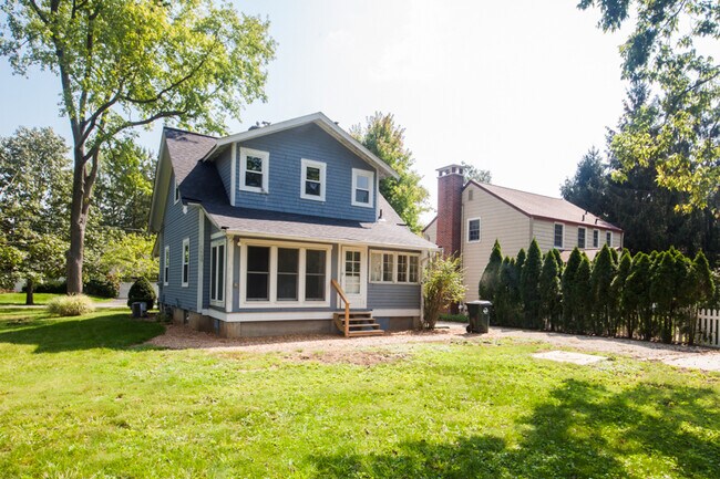 Building Photo - 812 Floral Ave