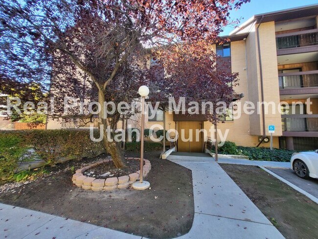 Building Photo - 2244 N Canyon Rd