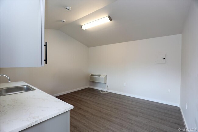 Building Photo - 669 Broadway